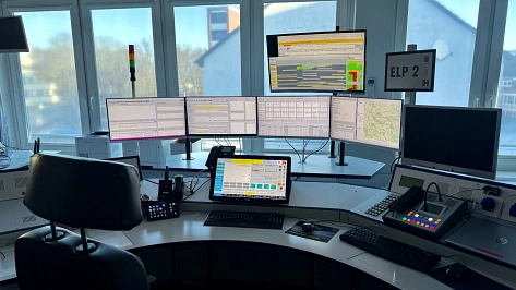 Einsatzleitplatz in der der Integrierten Regionalleitstelle mit 6 Monitoren&nbsp;&copy;&nbsp;Stadt Hildesheim