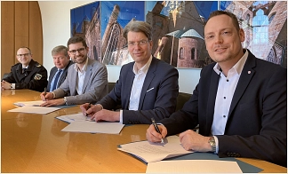 Marius Dossow, Oberbürgermeister Dr. Ingo Meyer und Florian Soot (v. r.) unterzeichneten heute im Beisein von Sebastian Degener (l., Stadt Hildesheim, Bereichsleiter Gefahrenabwehr) und Ulf Behnel (Stadt Hildesheim, Dezernent für Finanzen und Ordnung) die Verträge für den Rettungsdienst ab 1. Juli 2026.