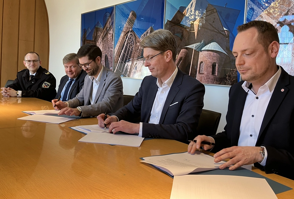 Marius Dossow, Oberbürgermeister Dr. Ingo Meyer und Florian Soot (v. r.) unterzeichneten heute im Beisein von Sebastian Degener (l., Stadt Hildesheim, Bereichsleiter Gefahrenabwehr) und Ulf Behnel (Stadt Hildesheim, Dezernent für Finanzen und Ordnung) die Verträge für den Rettungsdienst ab 1. Juli 2026.