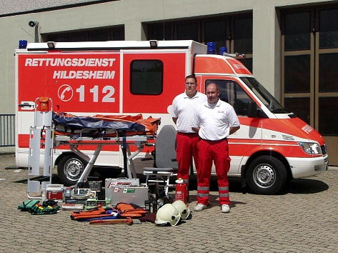 Rettungswagen mit Personal © Stadt Hildesheim