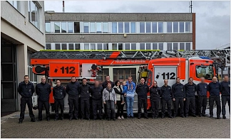 Unfallopfer Florian bedankt sich bei seinen Helferinnen und Helfern von der Berufsfeuerwehr.
Hier beim Gruppenfoto vor einem Feuerwehrfahrzeug
