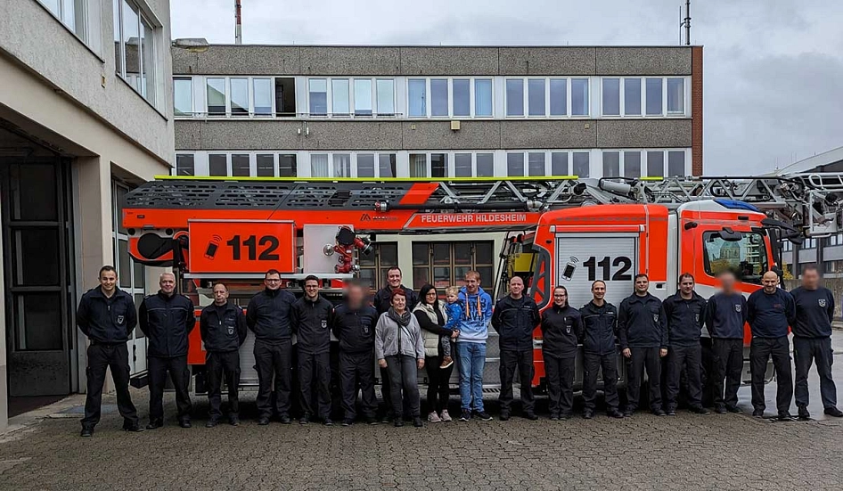 Unfallopfer Florian bedankt sich bei seinen Helferinnen und Helfern von der Berufsfeuerwehr.
Hier beim Gruppenfoto vor einem Feuerwehrfahrzeug © Stadt Hildesheim